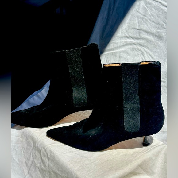 Elegant Manolo Blahnik Black Suede Ankle Boots - Picture 1 of 9
